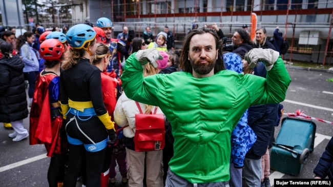 Ariot Myrtaj, i veshur në kostumin e superheroit Hulk.
