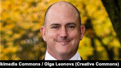 Джон Марк Дуган, колишній заступник шерифа міста Палм-Біч, виїхав зі США до Росії і за даними The Washington Post співпрацює з ГРУ РФ, створює дипфейки і фейкові інформаційні сайти для поширення дезінформації