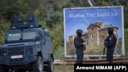 Pjesëtarë të Policisë së Kosovës duke patrulluar në rrugën që të çon për në fshatin Banjskë të Zveçanit. 25 shtator 2023