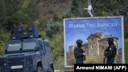 Kosovski policajci čuvaju stražu oko ulaza u selo Banjska, na severu Kosova, 25. septembra 2023.