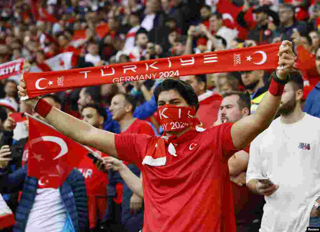 Турската репрезентација имаше огромна поддршка на трибините во натпреварот со Грузија кој турските фудбалери го добија со 3:1