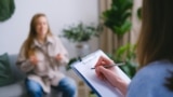 Legea prevede că statul va asigura asistență psihologică gratuită mai multor categorii social-vulnerabile, printre care copii în situații de risc sau victimele violenței domestice.