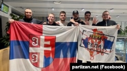 Сръбски футболни фенове се снимат в чакалнята на международното летище в Кишинев, 13 февруари 2023 г. 