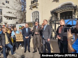 Ihor Prokopchuk, ambasadorul Ucrainei în România, i-a așteptat pe refugiații ucraineni la București în poarta ambasadei. El avea în vizită un diplomat canadian.
