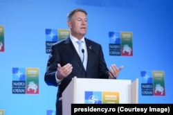 Președintele Klaus Iohannis, aflat la summitul NATO din capitala Lituaniei, a spus că situația din „azilele groazei” reprezintă „o rușine națională”.