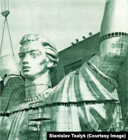 Під час контрольного складання на заводі верхньої частини скульптури «Батьківщина-мати» в Києві, 1980–1981 роки (архівне фото)
