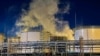 Дим від пожежі на нафтопереробному заводі в селищі Ільський у Краснодарському краї, Росія, 4 травня 2023 року