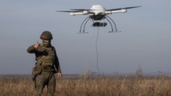 Військовослужбовець РФ керує безпілотником у зоні бойових дій російсько-української війни. Ілюстративне фото