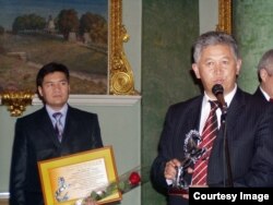 Кубат Оторбаев жана Кыяс Молдокасымов. Бишкек, 2005-жыл.