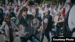 Конрад Шолайски на антивоенной демонстрации в Польше