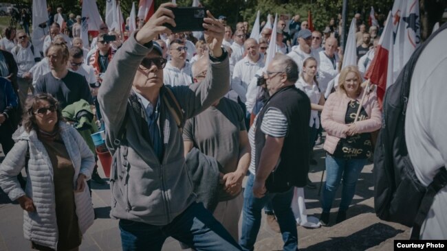 Конрад Шолайски на антивоенной демонстрации в Польше