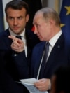 Президент Франції Емманюель Макрон (л) і президент РФ Володимир Путін (п)