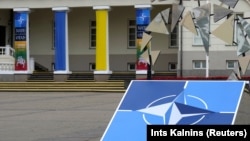 Генеральний секретар Єнс Столтенберґ 11 липня – у перший день саміту НАТО – заявив, що Україна отримає запрошення на вступ до Альянсу, коли «погодяться усі союзники і будуть виконані умови»