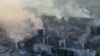 O imagine surprinsă cu drona arată clădiri care fumegă în Volceansk, regiunea Harkov din Ucraina, pe 2 iunie.