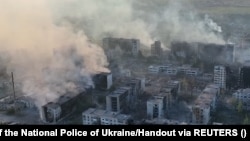 O imagine surprinsă cu drona arată clădiri care fumegă în Volceansk, regiunea Harkov din Ucraina, pe 2 iunie.