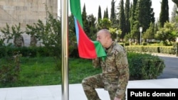 Президент Азербайджану Ільгам Алієв підіймає прапор своєї країни в місті Аґдере (вірменська назва Мартакерт), 15 жовтня 2023 року