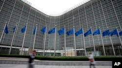 (Илустративна фотографија) - Знамињата на Европската унија се веат на ветрот додека пешаците поминуваат покрај седиштето на ЕУ во Брисел, на 20 септември 2023 година.