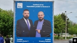 Popescu Piedone și fiul își fac campanie pe aceleași afișe electorale.