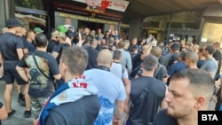 Демонстранти пред Фестивалния и конгресен центът във Варна в петък. Снимка: БТА