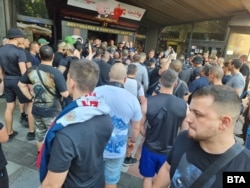 Демонстранти срещу прожекцията на филма "Близо" пред Фестивалния център във Варна