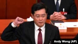 Ćin Gang polaže zakletvu kao ministar spoljnih poslova pred kineskim Nacionalnim narodnim kongresom u Pekingu, 12. marta 2023. Smenjen je s funkcije nepunih šest meseci kasnije.