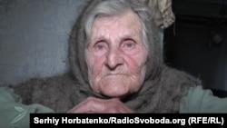 Лідія Ломіковська, жителька Очеретиного, під обстрілами здолала пішки близько 10 км дороги, аби вийти на мирну територію
