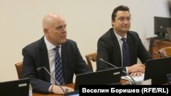 Главният прокурор Иван Гешев и председателстващият заседанието на ВСС служебен правосъден министър Крум Зарков.