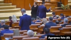 Unii parlamentari români obișnuiesc să transmită în direct, inclusiv pe TikTok, activitățile din Parlament. În imagine, Diana Șoșoacă și George Simion, liderii a două partide catalogate ca extremiste – SOS și AUR.