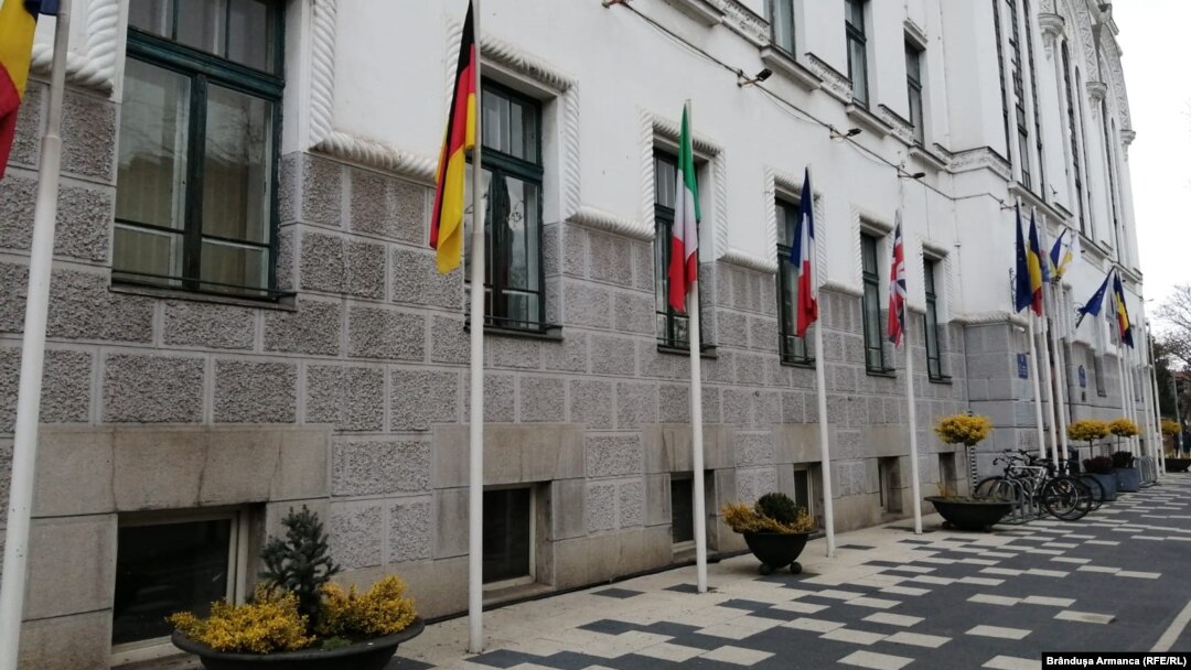 Steagurile arborate în fața Primăriei din Timișoara au devenit subiect de dispută politică între primarul de etnie germană al orașului și adversarii săi politici. 