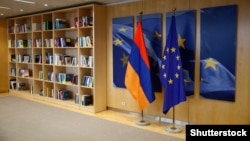 Avropa İttifaqı Şurası binasında Aİ və Ermənistan bayraqları