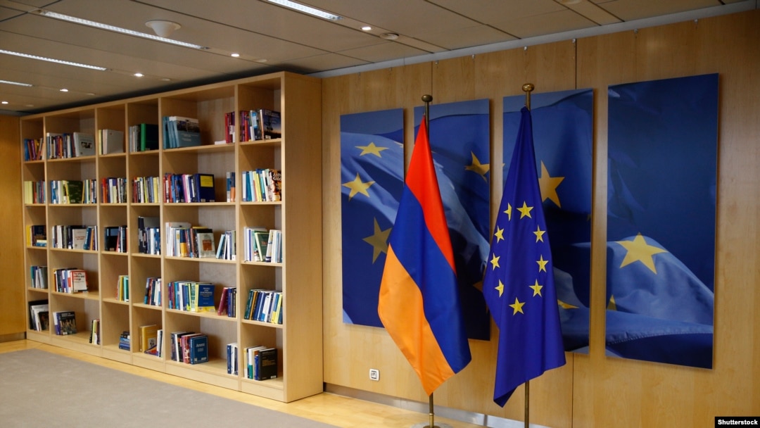 Հայաստանի և Եվրամիության դրոշները