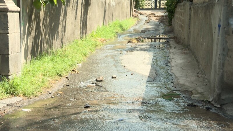 Զարոբյան փողոցի բնակիչների պնդմամբ՝ արդեն 20 օր է իրենց փողոցներով խմելու ջուր է հոսում. ինչո՞ւ