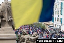 Українці вийшли на демонстрацію, у той час як навпроти відбуваються протести чехів проти бідності, а деякі виступають проти надання Україні зброї, 16 квітня 2023 року