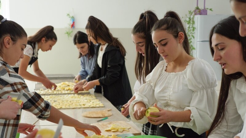 Jermenska škola koja uzgaja i prodaje vlastitu hranu