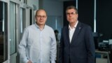 Realizatorul podcastului „În esență...”, Eugen Urușciuc, cu invitatul său, directorul general al Biroului Național de Statistică, Oleg Cara