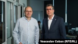 Realizatorul podcastului „În esență...”, Eugen Urușciuc, cu invitatul său, directorul general al Biroului Național de Statistică, Oleg Cara