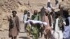 Gyereke holttestét a kezében tartó férfi Afganisztánban a földrengést követően, 2023. október 8-án