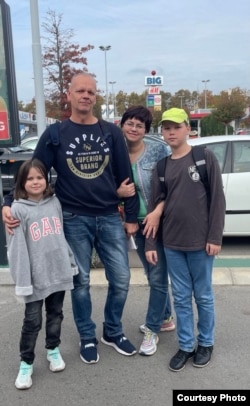 Aljona Podlesznih és családja Szerbiában