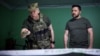 Comandantul forțelor terestre ucrainene, generalul-colonel Oleksandr Sîrski (stânga), îi raportează președintelui Volodimir Zelenski aflat în vizită în apropierea liniei frontului din regiunea Donețk, 26 iunie.