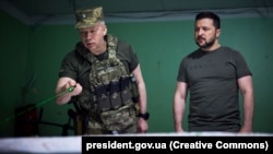 Володимир Зеленски посети фронта в понеделник и се срещна с командира на сухопътните сили Олександър Сирски