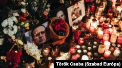 „Putyin gyilkos” – skandálták a gyászolók Navalnij budapesti megemlékezésén
