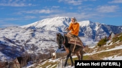  Шате Палинчи язди мулето си на водопой в Борие, село в Албания. Жителите му разчитат на близкия град оттатък границата в Косово за извършване на покупки и здравна помощ. 