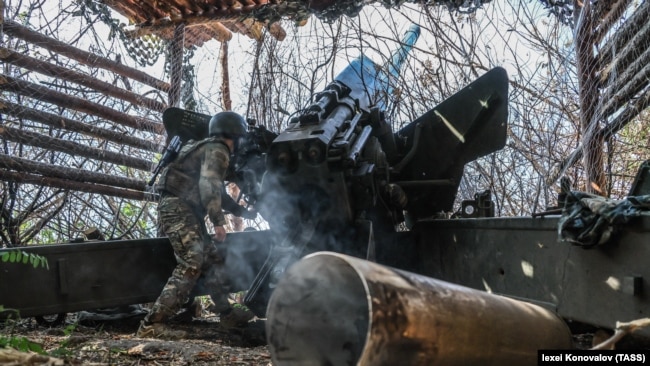 Російські військові артилерійського з'єднання ВДВ угруповання військ «Днепр» ведуть обстріли з захопленої ними території