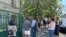 Elevii de la Colegiul Național &bdquo;Gheorghe Șincai&rdquo; au fost așteptați la poarta liceului de către părinții lor.<br />
La unele licee, elevii au ieșit din examen după ora 13.00 pentru că au stat să le fie scanate foile de examene.&nbsp;