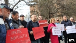 Мая Манолова и симпатизанти на коалиция "Левицата" пред сградата на Столичния общински съвет