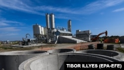 Șantierul centralei nucleare Paks II, din localitatea Paks, Ungaria. Rosatom, antreprenorul general al proiectului, a început la 3 iulie 2023 lucrările la prima fază de construcție a celei de-a doua centrale nucleare maghiare.