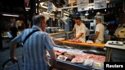 Kupovina mesa na pijaci u Buenos Airesu, Argentina, mart 2023. Godišnja stopa inflacije u ovoj zemlji je prešla 100 odsto.