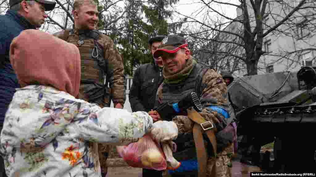 У Бахмачі українські військові зупинилися для відпочинку. І одразу до них почали сходитися місцеві жителі, дорослі і діти. Кожен хотів подякувати, привітати і пригостити тим, що мав. Приносили все: гарчий чай, продукти, готову їжу, теплий одяг.&nbsp;Фото від 2 квітня 2022 року