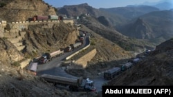 لاری های که اموال تجارتی افغانستان را از مسیر دره خیبر انتقال می دهند 