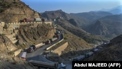 تصویر آرشیف: لاری های که اموال تجارتی را از افغانستان به پاکستان و برعکس منتقل می کنند